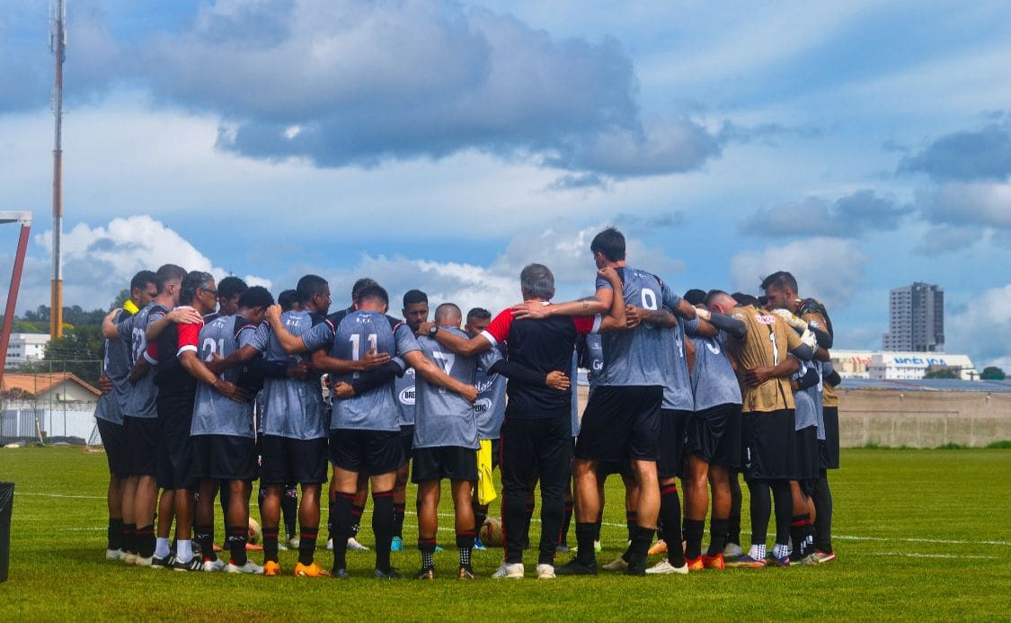 Imagem jogadores do Anápolis abraçados em circulo durante treino