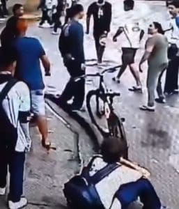 Imagem briga na porta do Colégio Leiny Lopes de Souza