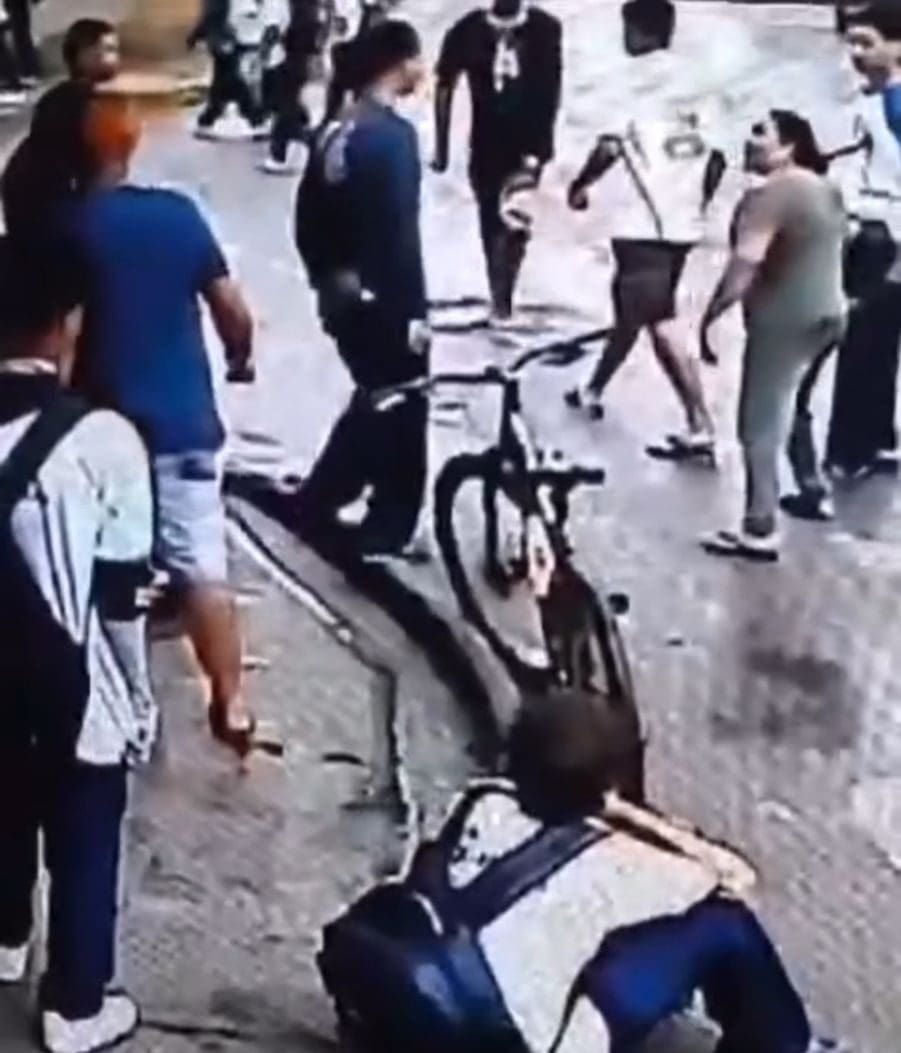 Imagem briga na porta do Colégio Leiny Lopes de Souza