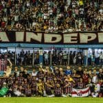 Imagem jogadores e comissão técnica comemorando a vitória