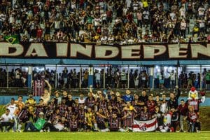 Imagem jogadores e comissão técnica comemorando a vitória