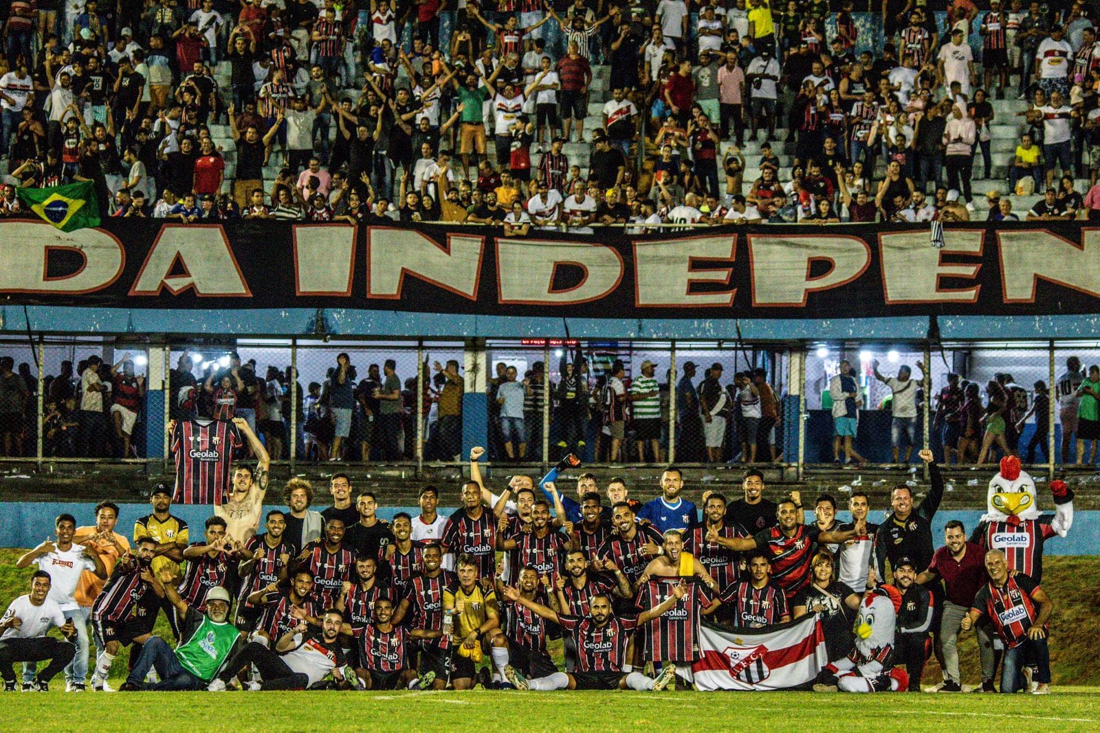 Imagem jogadores e comissão técnica comemorando a vitória