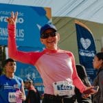 Imagem corredora sorrindo na chegada do circuito anapolino de corrida de rua