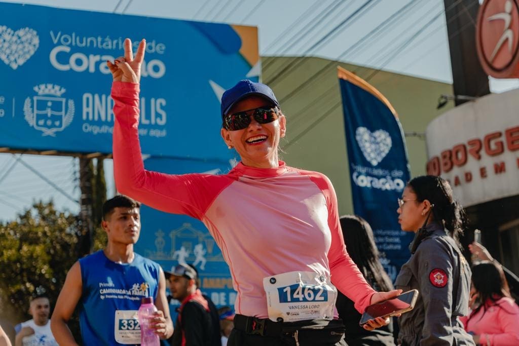 Imagem corredora sorrindo na chegada do circuito anapolino de corrida de rua