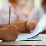 Imagem pessoa fazendo uma prova