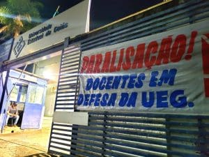Imagem faixa UEG Paralisação