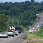 Imagem carros na rodovia