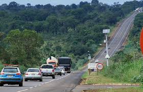 Imagem carros na rodovia
