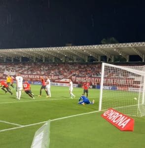 Imagem gol do Atlético contra o Anápolis