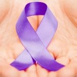 Imagem laço roxo na mão
