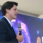 Imagem Daniel Vilela segurando microfone