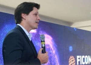 Imagem Daniel Vilela segurando microfone