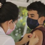 Imagem enfermeira aplicando vacina