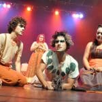 Imagem artistas no palco de teatro