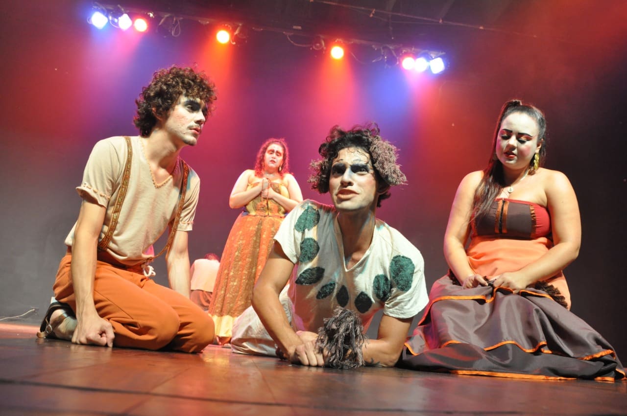 Imagem artistas no palco de teatro