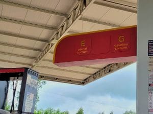 Imagem placa em Posto de combustível escrito: Etanol e Gasolina Comum
