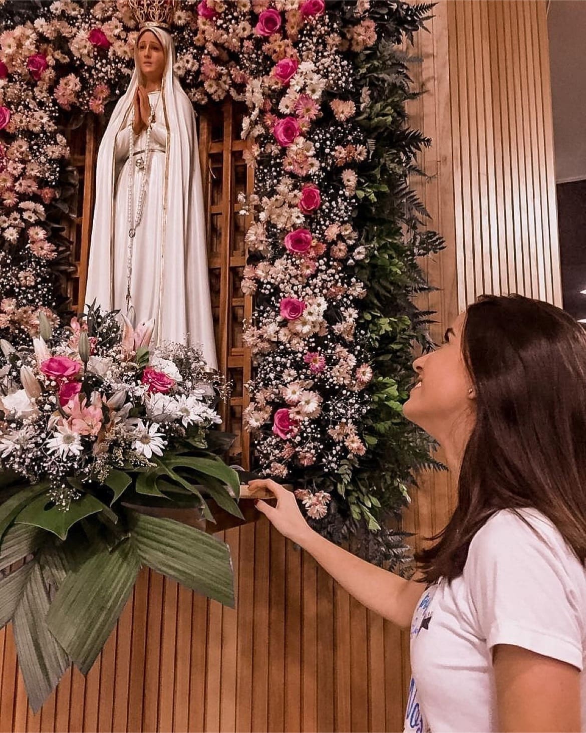 Imagem foto Mariana olhando para imagem de Nossa Senhora