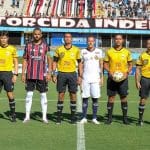 Imagem trio de arbitragem e capitães de Anápolis e Aparecidense
