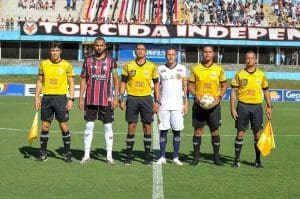 Imagem trio de arbitragem e capitães de Anápolis e Aparecidense