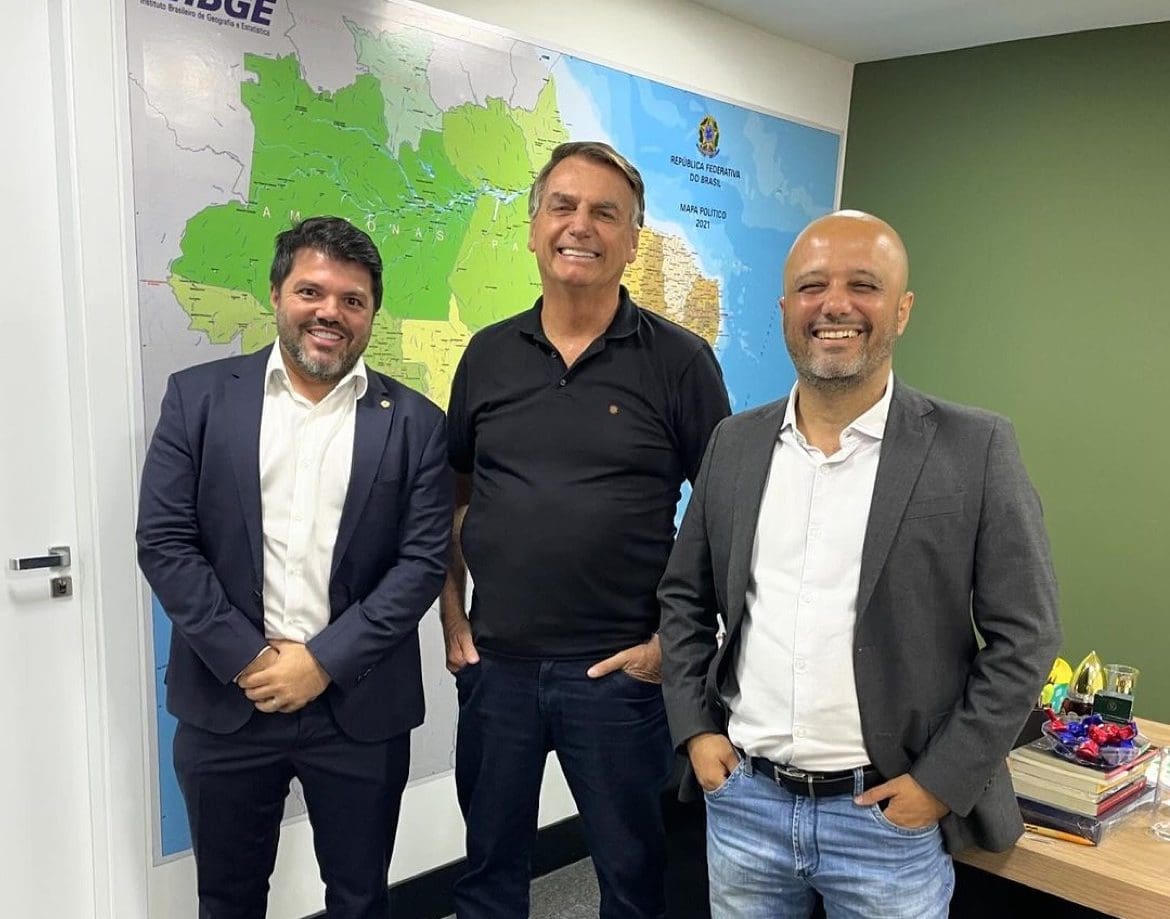 Imagem foto Márcio Corrêa, Bolsonaro e Vitor Hugo
