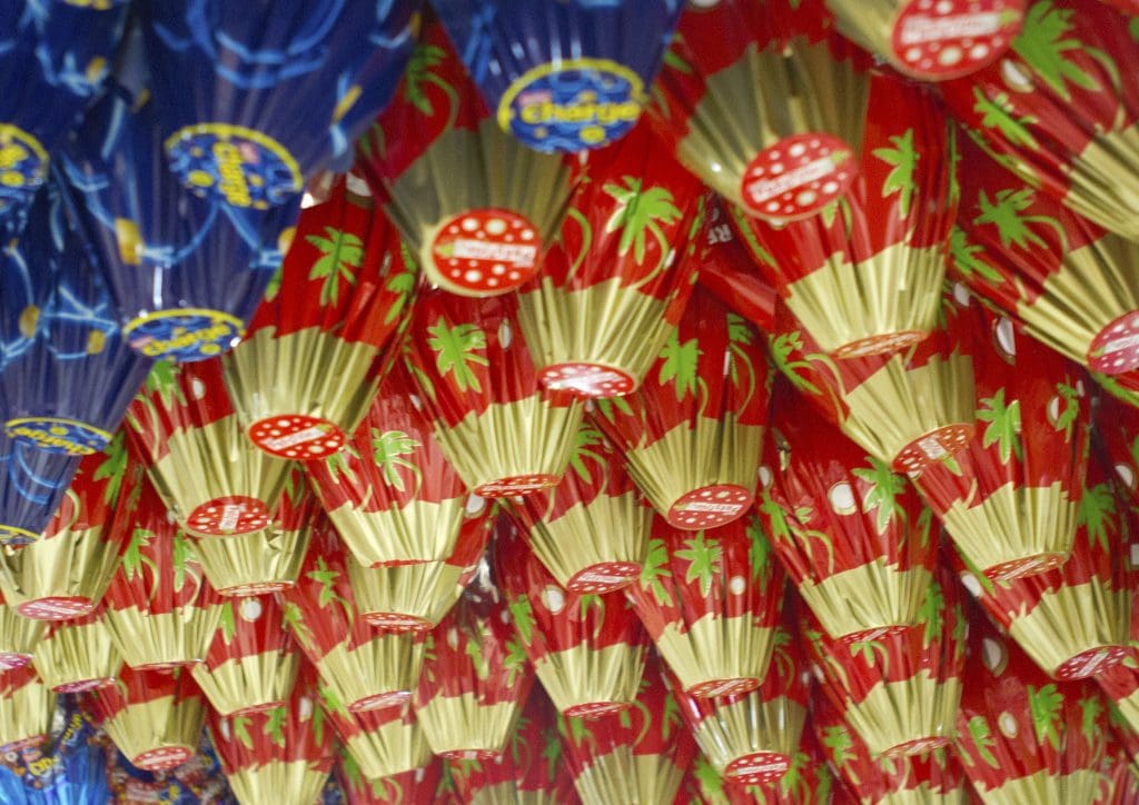 Imagem vários ovos de pascoa no supermercado