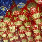 Imagem vários ovos de pascoa no supermercado