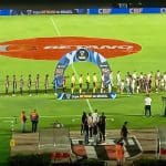 Imagem jogadores perfilados no campo de futebol