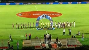 Imagem jogadores perfilados no campo de futebol