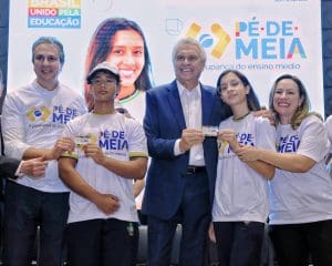 imagem lançamento do Programa Pé de Meia, governador Caiado está no centro