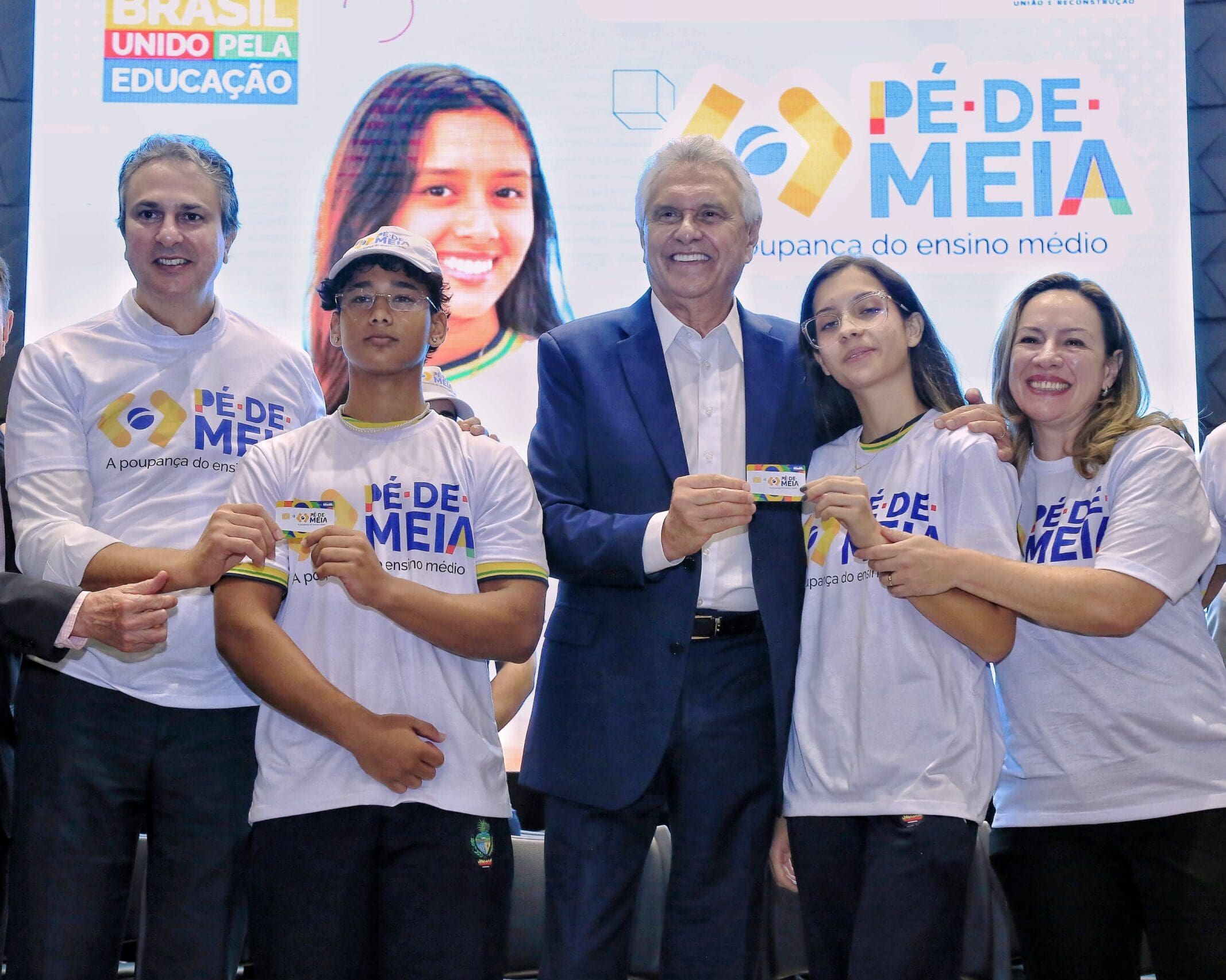 imagem lançamento do Programa Pé de Meia, governador Caiado está no centro