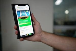 Imagem pessoa segurando celular na mão com o aplicativo do governo