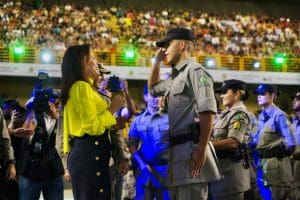 Imagem Gracinha com policial militar