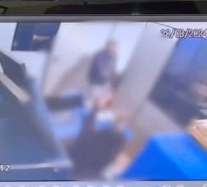 Imagem desfocada do crime na loja de auto peças