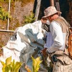 Imagem agente de endemia mexendo em uma lona branca buscando foco do mosquito transmissor da Dengue