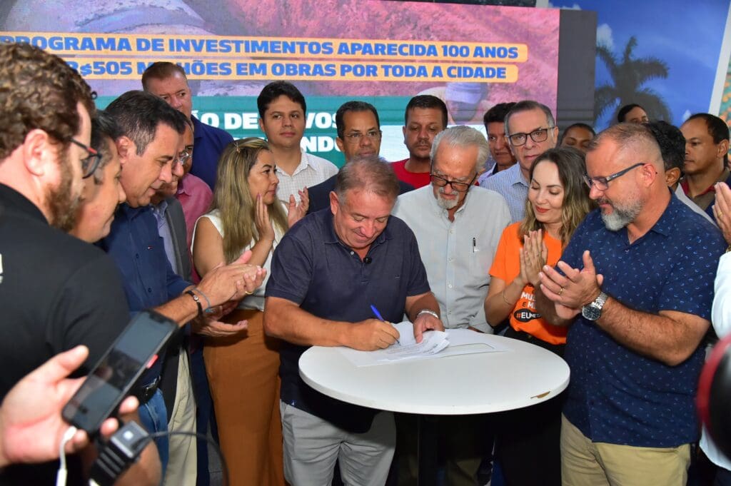 Imagem prefeito Vilmar Mariano assinando ordem de serviço