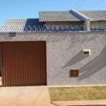 Imagem de casa onde mostra o portão marron com muro branco