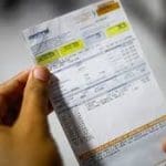 Imagem mão segurando conta de energia