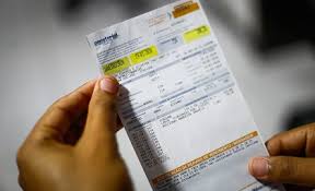 Imagem mão segurando conta de energia