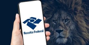 Imagem celular com Receita Federal e Leão da Receita Federal