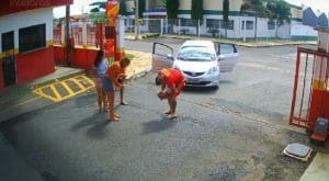 Imagem bombeiro tentando reanimar criança engasgada duas mulheres e um homem estão ao lado