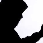 Imagem sobra de criminoso segurando celular