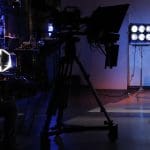 Imagem de estudio com câmeras e outros equipamentos