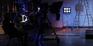 Imagem de estudio com câmeras e outros equipamentos