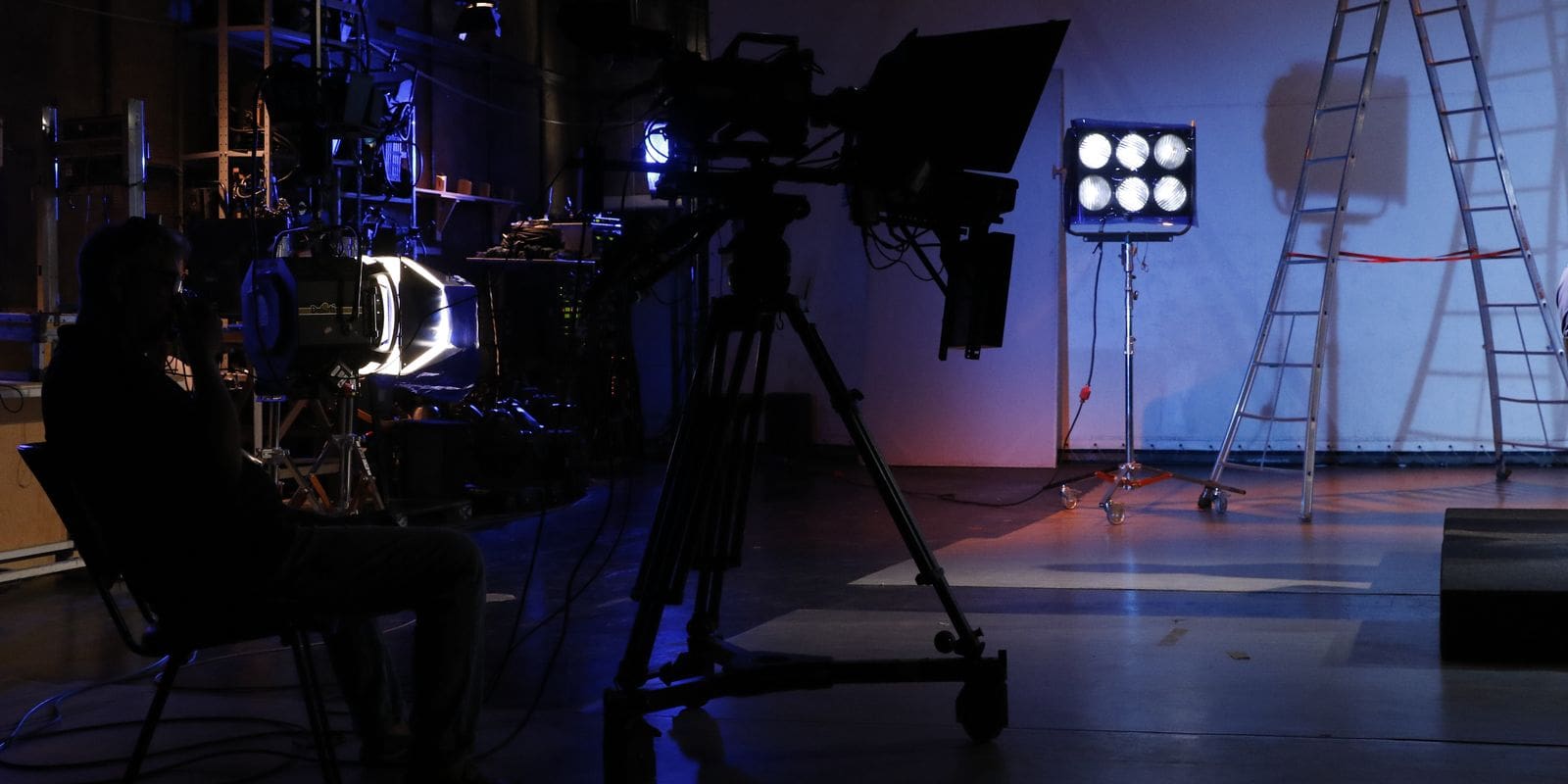 Imagem de estudio com câmeras e outros equipamentos