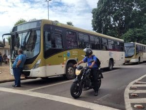 Imagem Ônibus parados próximo ao terminal urbano de Anápolis