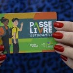 Imagem estudante com Passe Livre Estudantil nas mãos