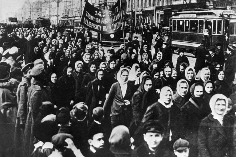 Imagem antiga Protesto dia da Mulher, varias mulheres protestando, a foto é preto e branco