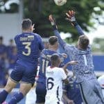 Imagem jogadores disputando bola no alto