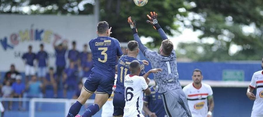 Imagem jogadores disputando bola no alto