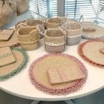 Imagem produtos de artesanato em cima de uma mesa